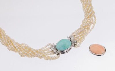 Süsswasserzuchtperl-Collier, mit 18 kt Gold Wechselschliesse, WG 750/000, 11-rhg. Perlenkette, Schliesse bes. mit 2 Brillanten und 8 ...