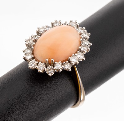 14 kt Gold Korallen Brillant Ring, WG 585/ 000 (gepr.), ovaler Engelhautkorallencabochon,umgeben von 20 Brillanten zus. ca. 0.60 ct Weiss/si, RW 59, ...