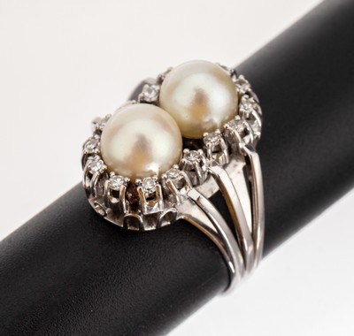 14 kt Gold Zuchtperl Diamant Ring, WG 585/ 000, Unterkaderung, 2 weisse Zuchtperlen D. ca.8 mm, verbödet, umgeben von 8/8-Diamanten zus.ca. 0.32 ct ...
