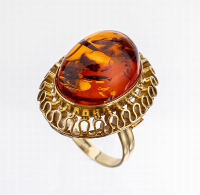 14 kt Gold Bernstein-Ring, GG 585/000, Unterkaderung aus geschwungenem Golddraht, mittig ovaler Bernsteincabochon, RW 55, ca. 7.9 g