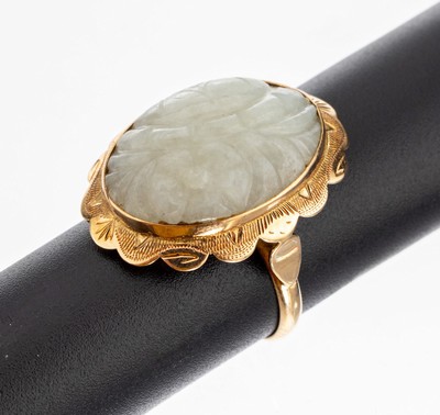 14 kt Gold Jade-Ring, GG 585/000, 1960er Jahre, Rahmung geschwungen und grav., mittig ovale weisse Jade geschnitzt, florale Darstellung, RW 55, ca. ...