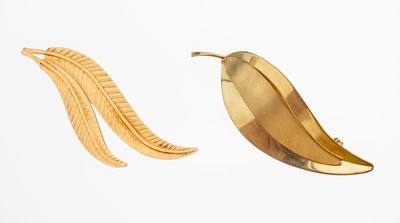 Gold Konvolut 2 Broschen, ca. 7 g, best. aus: 1 x RoseG 750/000 Brosche, fein grav., 1 x GG 333/000 Brosche, "Blatt" pol. und grav.