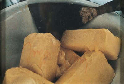 Joseph Beuys, 1921 Krefeld-1986 Düsseldorf, signiertes Farboffset, Fettquader mit Spachtel, mittig in rot signiert, Signatur l. verblasst, unter ...