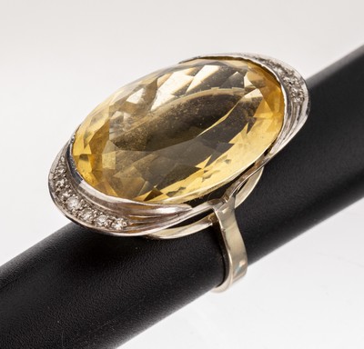 18 kt Gold Citrin-Brillant-Ring, WG 750/000, hoch aufgebaut, ovalfacett. Citrin ca. 35.0 ct, 14 Diamanten und 8/8-Diamanten zus. ca. 0.20 ct ...