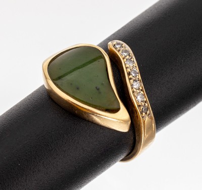 18 kt Gold Jade-Diamant-Ring, GG 750/000, Jadeeinlage, geschn., geschl. und pol., 7 8/8-Diamanten, offene Schiene, RW 51, ca. 5.8 g