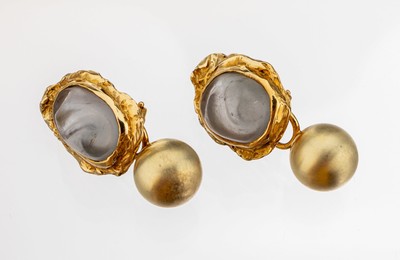 Paar 18 kt Gold Bergkristall-Ohrclips, GG 750/000, 2 ovale Bergkristalle, matt. und grav., bewegl. Kugelabhängungen, matt., L. ca.3 cm, ca. 15.7 g