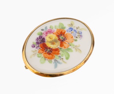 14 kt Gold Porzellan-Brosche, GG 585/000, schlicht oval, Meißener Porzellan mit polychromer Malerei, Darstellung div. Blumen, ca. 3.6 x 2.8 cm