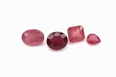 Lot 4 lose facett. Rubine, zus. 8.92 ct, inversch. Schliffformen, Grössen und Farbnuancen