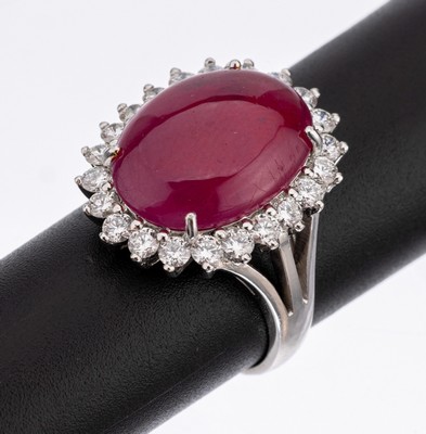 21.6 kt Gold Rubin Brillant Ring, WG 900/ 000, ovaler Rubincabochon ca. 12.0 ct (beh.) umgeben von 22 Brillanten zus. ca. 1.00 ct Weiß/vs-si, RW ...