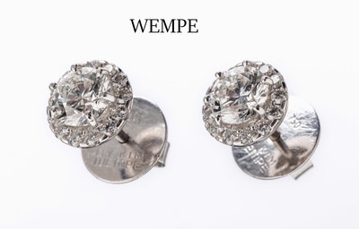 Paar 18 kt Gold WEMPE Brillant-Ohrstecker, WG 750/000, 2 Brillanten zus. ca. 1.20 ct feines Weiss/vs, Kranz mit Brillanten zus. ca. 0.26 ct feines ...