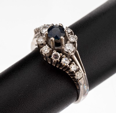 14 kt Gold Saphir-Diamant-Ring, WG 585/000,mittig rundfacett. Saphir ca. 0.30 ct, 6 Brillanten und 8 8/8-Diamanten zus. ca. 0.36 ct Weiss/si, RW 56, ...
