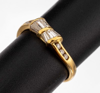 18 kt Gold Diamant-Ring, GG 750/000, 10 Diamant-Trapeze und 6 Brillanten zus. ca. 0.32 ct feines Weiss-Weiss/vs-si, RW 55, ca. 2.5g