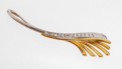 18 kt Gold Diamant-Brosche, GG/WG 750/000, abstrakt florale Gestaltung, 13 8/8-Diamanten zus. ca. 0.10 ct Weiss/vs, L. ca. 5.2 cm, ca. 7.7 g