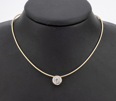 14 kt Gold Brillant Anhänger, GG/WG 585/ 000, Brillant-Solitär ca. 1.0 ct Weiss/p2, in Zargenfassung, an Kette L. ca. 45 cm, ca. 10.8 g, ...