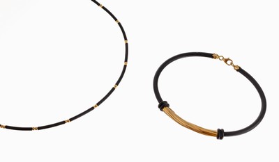 18 kt Gold Kautschuk-Schmuckset, GG 750/000, best. aus: Collier und Armband, Kugeln, längliche Element und Schliessen aus GG, L. ca. 45 cm, D. ca. ...