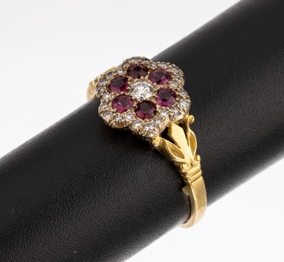 14 kt Gold Rubin-Diamant-Ring, GG/WG 585/000, 25 Brillanten und Diamanten zus. ca. 0.30 ct Weiss-l. get. Weiss/si, 6 rundfacett. Rubine zus. ca. ...