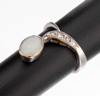 18 kt Gold Opal Diamant Ring, WG 750/000, Opalcabochon ca. 0.80 ct, 4 8/8-Diamanten zus.ca. 0.06 ct Weiss/si, RW 54, ca. 3.9 g