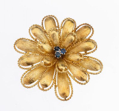 18 kt Gold Blütenbrosche, GG 750/000, Aufbau in 2 Ebenen, Blätter fein sat., Kordelverzierung, 3 rundfacett. Saphire, D. ca. 5 cm, ca. 22.4 g