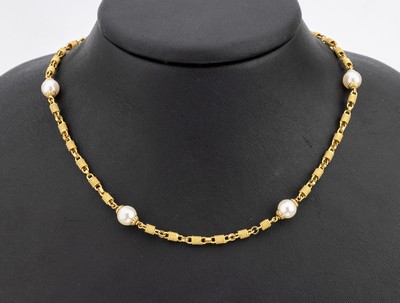 18 kt Gold Perl-Collier, GG 750/000, ausgefallene Kettenglieder, z.T. rosefarb. Perlen, D. ca. 6.5 mm, L. ca. 92 cm, Federringschliesse, ca. 33.2 g