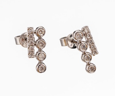 Paar 18 kt Gold Brillant Ohrstecker, WG 750/000, insg. 18 Brillanten zus. ca. 0.13 ct Weiss/si, L. ca. 1 cm, ca. 1.6 g