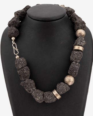 Lavasteincollier, 925er Silber, grosse Lavasteinbrocken, D. ca. 18.4 x 20.7 mm, Schliesse und Zwischenelemente Silber, L. ca. 52 cm, S-Schliesse, ...