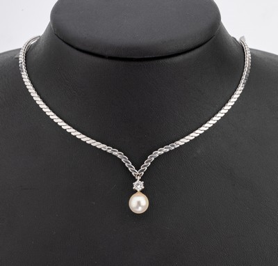 18 kt Gold Perl-Brillant-Collier, WG 750/000, Mittelteil mit Akoyazuchtperle, D. ca. 8.1 mm, 1 Brillant ca. 0.20 ct Weiß/si, L. ca. 45 cm, ...