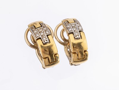 Paar 18 kt Gold Brillant-Ohrstecker, GG/WG 750/000, WG Elemente mit 18 Brillanten zus. ca. 0.09 ct Weiss/si, ca. 7.3 g, Clipbrisuren