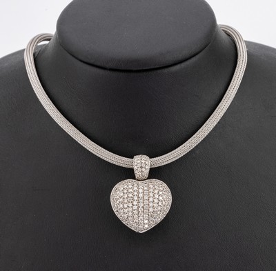 18 kt Gold Brillant-Clipanhänger "Herz", GG/WG 750/000, Front WG mit ca. 160 Brillantenzus. ca. 3.20 ct Weiss/p 1, an Strickcollier, WG ...