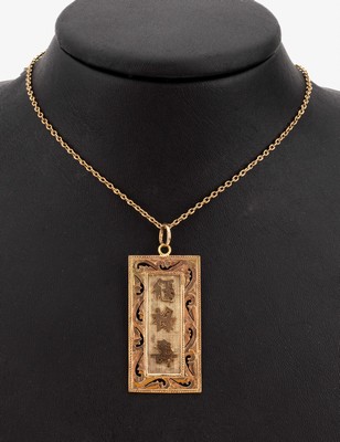 18 kt Gold Anhänger, GG/RG 750/000, rechteckig, durchbrochen gearbeitet, grav. undpunz., chin. Schriftzeichen, an Kette, GG 750/000, L. ca. 70 cm, ...