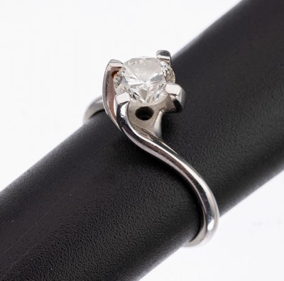 18 kt Gold Brillant-Ring, WG 750/000, Brillant ca. 0.85 ct Weiss/si1, total ca. 3.2 g, RW 51