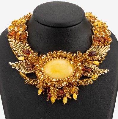 Prunkvolles Bernstein-Collier, Blumen ähnliche Perlenornamente, Perlen besetzte Spitze, Bernsteine in versch. Grössen, Formen und Farbnuancen, ...