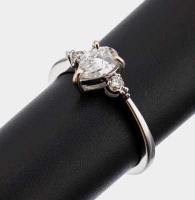 18 kt Gold Diamant-Ring, WG 750/000, mittigfacett. Diamanttropfen ca. 0.60 ct Weiß/si, seitl. 2 Brillanten zus. ca. 0.07 ct Weiß- l.get.Weiß/si, ...
