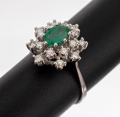 14 kt Gold Smaragd-Brillant-Ring, WG 585/000, Aufbau in mehreren Ebenen, mittig ovalfacett. Smaragd ca. 0.50 ct, 16 Brillantenzus. ca. 0.40 ct ...