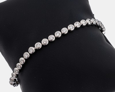14 kt Gold Brillant-Linienarmband, WG 585/000, 41 Brillanten in Zargenfassungen zus.ca. 3.34 ct (grav.) feines Weiß-l.get.Weiß/si,L. ca. 18.5 cm, ...