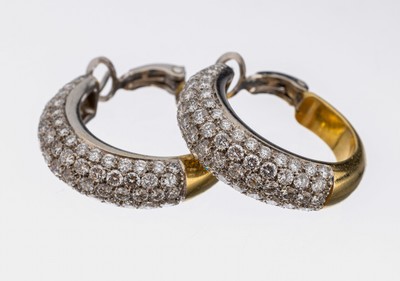 18 kt Gold Brillant-Ohrcreolen, GG/WG 750/000, Vorderseite WG mit 150 Brillanten zus. ca. 5.0 ct feines Weiß-Weiß/vs-si, ca. 18.1 g