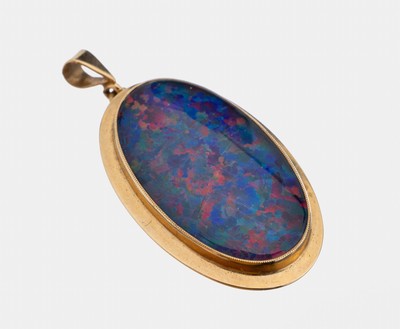 10 kt Gold Opal-Anhänger, GG 417/000, schlichte Gestaltung, ovale Opaltriplette, Farbspiel blau, grün und rot, ca. 3.7 g, ca. 3.5 x 1.8 cm