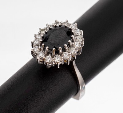 14 kt Gold Saphir-Brillant-Ring, WG 585/000, mittig ovalfacett. Saphir ca. 2.0 ct,umgeben von 16 Brillanten zus. ca. 0.80 ct Weiß/si-p, RW 52, ca. ...