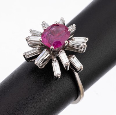 18 kt Gold Rubin-Diamant-Ring, WG 750/000, ovalfacett. Rubin ca. 1.60 ct, 12 Diamant- Baguettes zus. ca. 1.0 ct feines Weiß- Weiß/vs-si, Unikat, ...