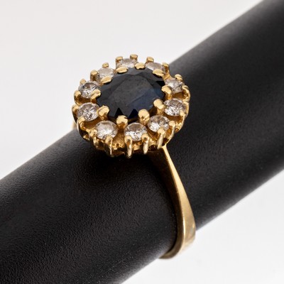 14 kt Gold Saphir-Brillant-Ring, GG 585/000, mittig ovalfacett. Saphir ca. 0.50 ct, umgeben von 10 Brillanten zus. ca. 0.50 ctfeines ...