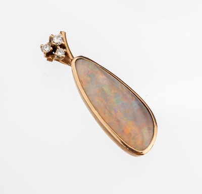 14 kt Gold Opal-Brillant-Anhänger, GG 585/000, länglicher Opal-Cabochon ca. 2.50 ct,Farbspiel in blau, grün und rot, 3 Brillanten zus. ca. 0.12 ...