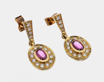Paar 14 kt Gold Rubin-Brillant-Ohrstecker, GG 585/000, 2 ovalfacett. Rubine zus. ca. 0.60 ct, 32 Brillanten zus. ca. 0.60 ct feines ...