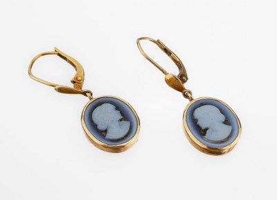 Paar 14 kt Gold Kamee-Ohrhänger, GG 585/000, 2 ovale Lagensteinkameen, Darstellungeines Mädchens im Profil, ca. 4.1 g
