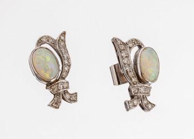 Paar 18 kt Gold Opal-Diamant-Ohrstecker, WG750/000, geschwungene Gestaltung, 2 ovale Opal-Cabochons zus. ca. 0.80 ct, 32 Brillantenzus. ca. 0.25 ct ...