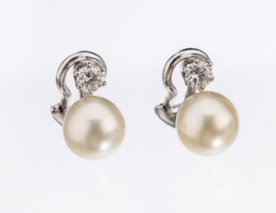 Paar 18 kt Gold Perl-Brillant-Ohrclips, WG 750/000, 2 Akoyazuchtperlen, D. ca. 9.1 mm, 2 Brillanten zus. ca. 0.55 ct Weiß- l.get.Weiß/si, ca. 7.1 g