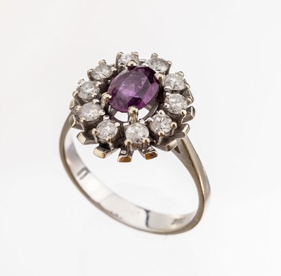 14 kt Gold Rubin-Brillant-Ring, WG 585/000,mittig ovalfacett. Rubin l. besch. ca. 0.60 ct, umgeben von 10 Brillanten zus. ca. 0.80 ...