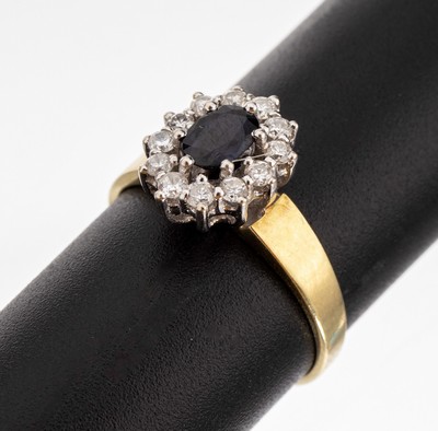 14 kt Gold Saphir-Brillant-Ring, GG/WG 585/000, Ringkopf WG mittig ovalfacett. Saphirca. 0.40 ct, umgeben von 12 Brillanten zus. ca. 0.33 ct (grav.) ...