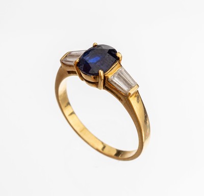 18 kt Gold Saphir-Diamant-Ring, GG 750/000,mittig ovalfacett. Saphir ca. 0.80 ct, seitl. 4 Diamanttrapeze zus. ca. 0.50 ct Weiß/si-p, RW 55, ca. ...