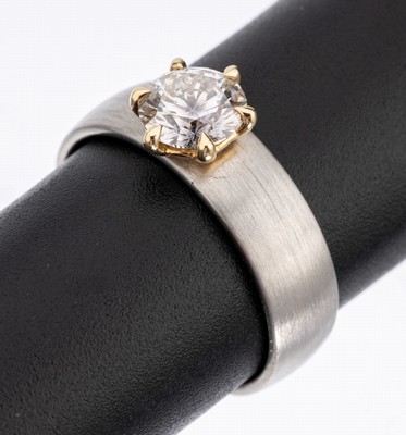 Platin Brillant-Ring, Pt 950, ein in GG gefasster Brillant ca. 1.0 ct feines Weiß/vs2,Ringschiene sat., RW 57, ca. 9.1 g