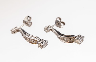 Paar 14 kt Gold Diamant-Ohrstecker, WG 585/000, länglich geschwungen, 4 Brillanten und 12 8/8-Diamanten zus. ca. 0.50 ct Weiß/si,ca. 3.9 g