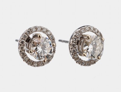 Paar 14 kt Gold Brillant-Ohrstecker, WG 585/000, 2 Brillanten zus. ca. 1.30 ct Weiß/ vs-si, umgeben von abnehmbarem Brillantkranz zus. ca. 0.30 ct ...